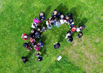 Ein Luftbild der Schülergruppe, die sich vor Ort über die Auswirkungen von Wildblumenwiesen vor dem Klever Rathaus informierte.
