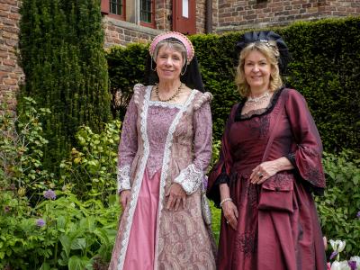 Gästeführerinnen als Louise Henriette und Maria von Nassau gewandet