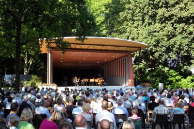 Ein Publikum lauscht den Musikern der Forstgartenkonzerte in Kleve