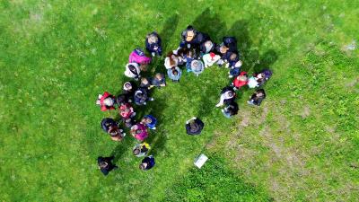 Ein Luftbild der Schülergruppe, die sich vor Ort über die Auswirkungen von Wildblumenwiesen vor dem Klever Rathaus informierte.