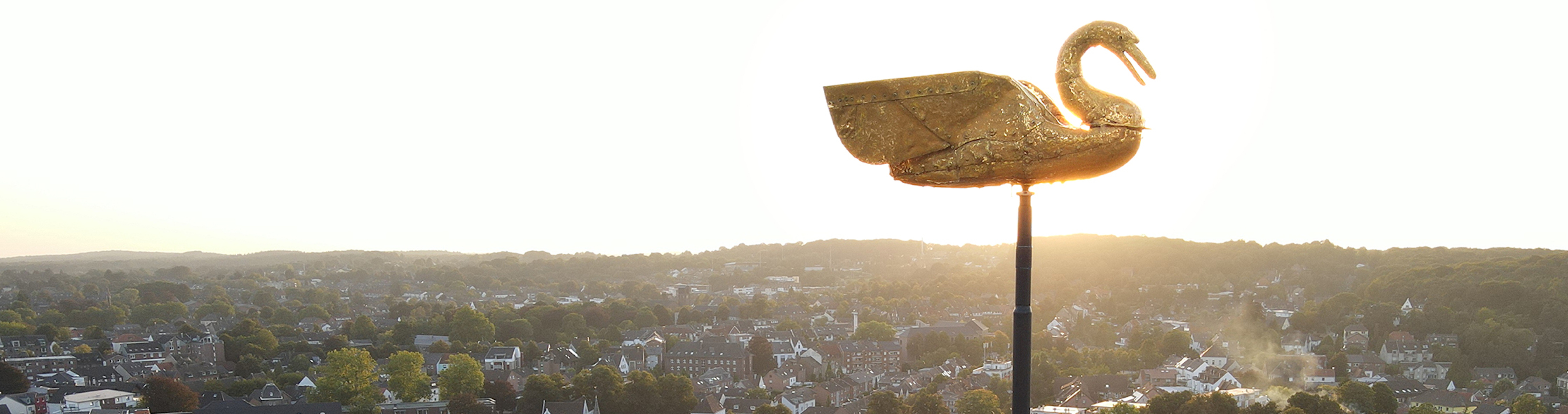 Drohnenaufnahme vom goldenen Schwan auf der Schwanenburg bei Sonnenuntergang