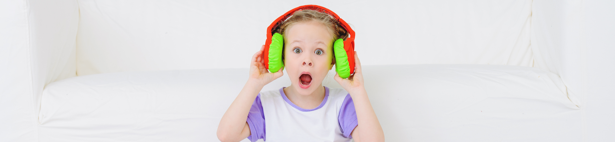 Kind mit Kopfhörern schützt sich gegen Lärm 