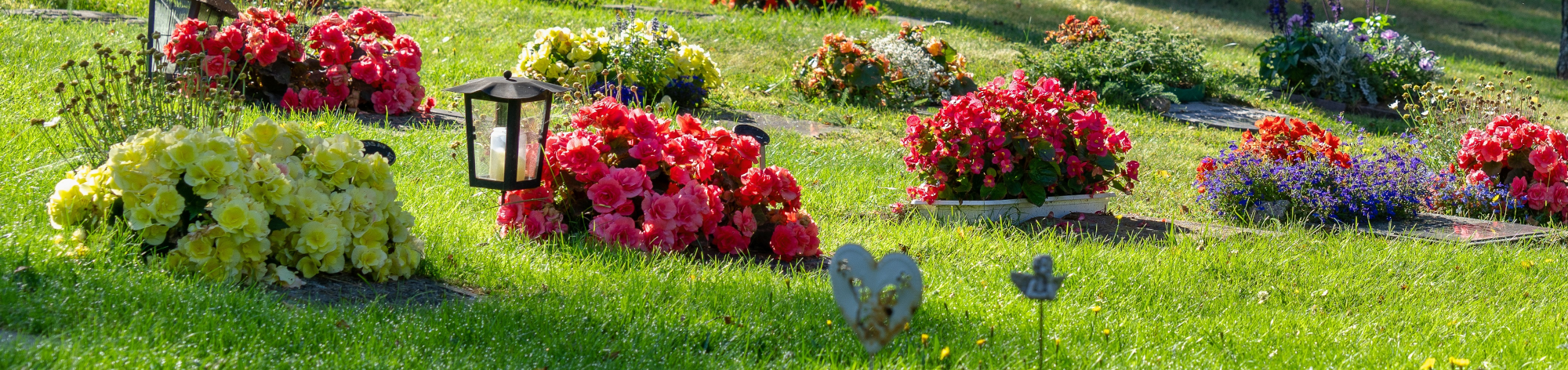 Grabanlagen mit Blumenschmuck 