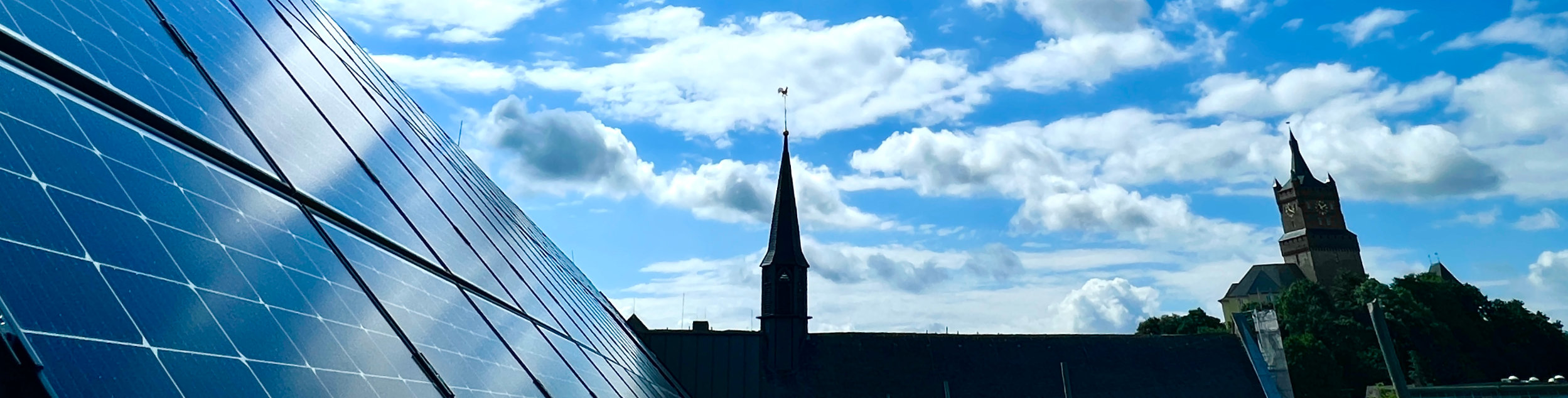 Die Photovoltaikanlage auf dem Rathaus der Stadt Kleve, im Hintergrund Schwanenburg und Stiftskirche