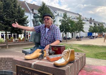 Stadtführer erzählt am Schüsterken-Brunnen von der Schumachertradition der Stadt Kleve