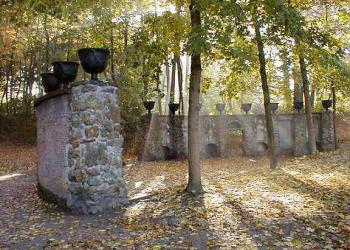 Prinz-Moritz-Grabmal Umgeben von einer Steinmauer