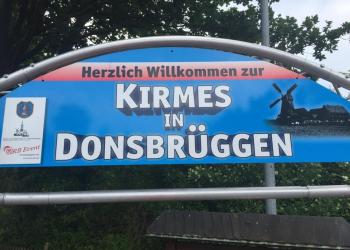 Schild mit der Aufschrift "Kirmes in Donsbrüggen"