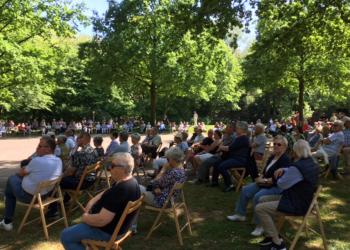 Das Publikum beim Auftritt des Musikvereins Kranenburg im Rahmen der Forstgartenkonzerte 2022