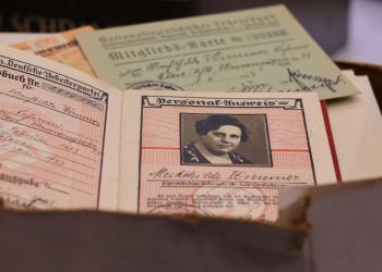 Eine Box aus Pappe, darin alte Dokumente aus der NS-Zeit in Kleve.