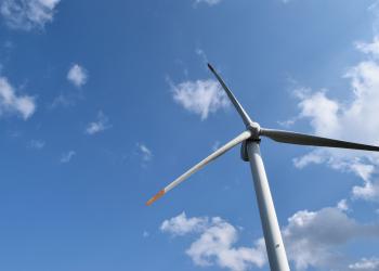 Eine Windenergieanlage vor blauem Himmel