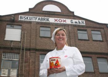 Hildegard Liebeton vor XOX-Fabrik