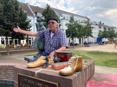 Stadtführer erzählt am Schüsterken-Brunnen von der Schumachertradition der Stadt Kleve