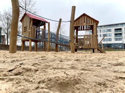 Spielplatz am Opschlag - Sandkasten und Klettergeräte