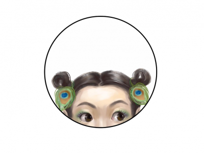 Zeichnung einer jungen asiatischen Frau mit Pfauenfedern im Haar, grüner Augenschminke, und erschrockenem Gesichtsausdruck 