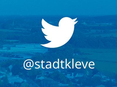 Das Twitter-Logo vor einer Drohnenaufnahme der Stadt Kleve