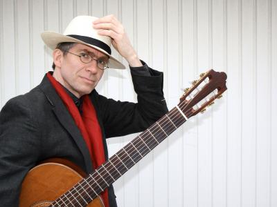 Jochen Jasner mit Gitarre und Hut