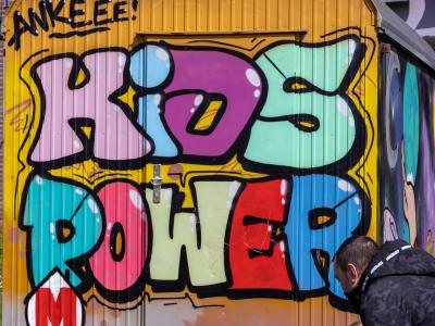Ein Bauwagen mit einem Graffiti "Kids Power"