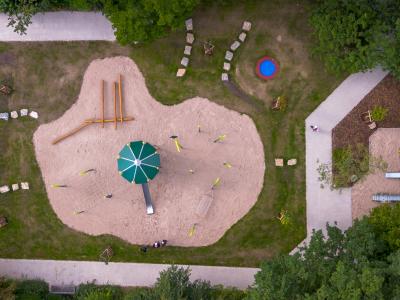 Eine Luftaufnahme des neugestalteten Spielplatzes Kattenwald in Reichswalde