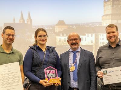 Der Arbeitskreis "Lila Pause Disco" mit Bürgermeister Gebing bei der Preisverleihung des 5. Heimat-Preises