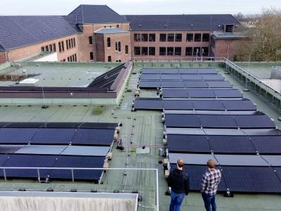 Die Photovoltaikanlage auf dem Freiherr-vom-Stein-Gymnasium, im Hintergrund das historische Hauptgebäude