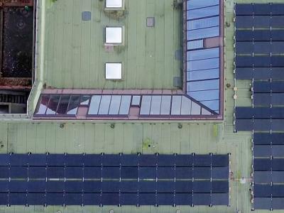 Die Photovoltaikanlage auf dem Freiherr-vom-Stein-Gymnasium aus der Vogelperspektive