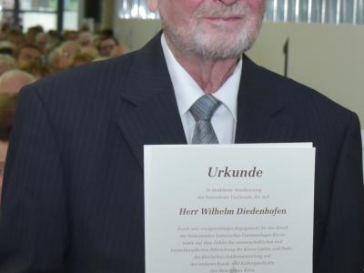 Wilhelm Diedenhofen mit der Ehrenbürgerurkunde bei der Verleihung der Ehrenbürgerschaft am 21. September 2018