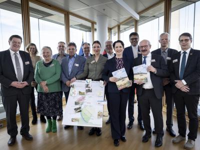 Eine Delegation der Stadt Kleve überreicht Ministerin Gorißen die Bewerbung zur Ausrichtung der Landesgartenschau 2029; Foto: MLV NRW / Ralph Sondermann