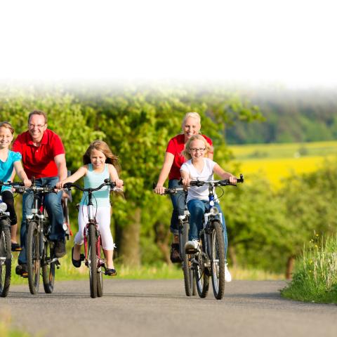 Familie fährt Fahrrad