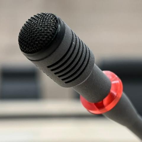 Symbolbild: Mikrofon einer Diskussionsanlage im Ratssaal