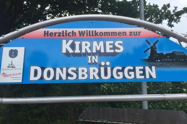 Schild mit der Aufschrift "Kirmes in Donsbrüggen"