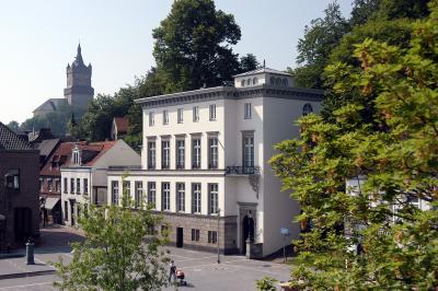 Das Museum B.C. Koekkoekhaus, im Hintergrund die Schwanenburg