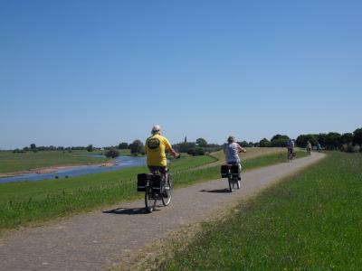Radfahrer auf dem Altrheindeich