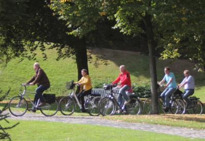 Radfahrer in den historischen Gartenanlagen 