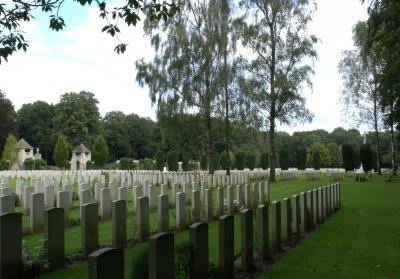 Blick über die Grabsteine auf dem Britischen Ehrenfriedhof im Reichswald