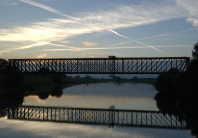 Die Eisenbahnbrücke in Griethausen in der Abenddämmerung