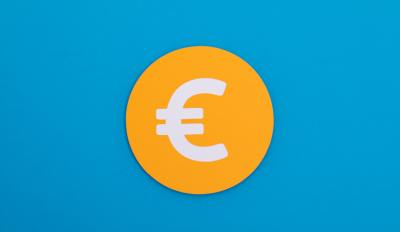 Eurozeichen in orangener Schablone auf blauem Hintergrund