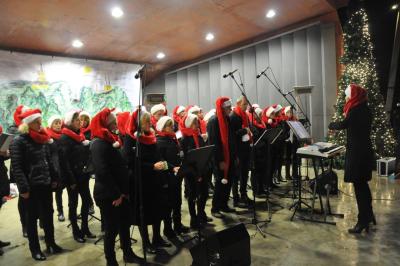 Chor mit Nikolausmützen auf