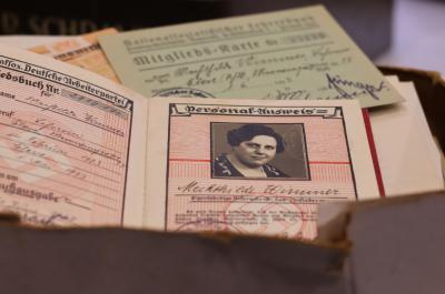 Eine Box aus Pappe, darin alte Dokumente aus der NS-Zeit in Kleve.