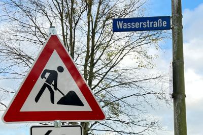 Ein Straßenschild "Wasserstraße" mitsamt eines Baustellenschildes