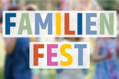 Der Schriftzug "Familienfest" in bunten Farben vor einem Bild spielender Kinder