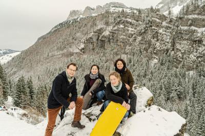 Ein Bild der Mitglieder des Kölner Ensembles NeoBarock vor einer verschneiten Gebirgslandschaft.