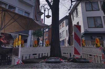 Die abgesperrte Baumscheibe der Linde am Elsabrunnen in der Klever Innenstadt.