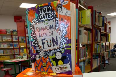 Eine Nahaufnahme des farbenfrohen Einbandes des englischsprachigen Buches Random Acts of Fun von Tim Gates 