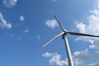 Eine Windenergieanlage vor blauem Himmel