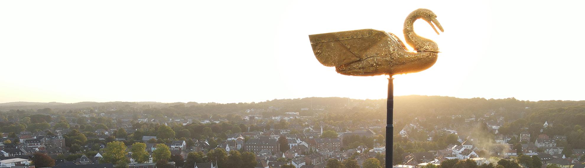 Drohnenaufnahme vom goldenen Schwan auf der Schwanenburg bei Sonnenuntergang